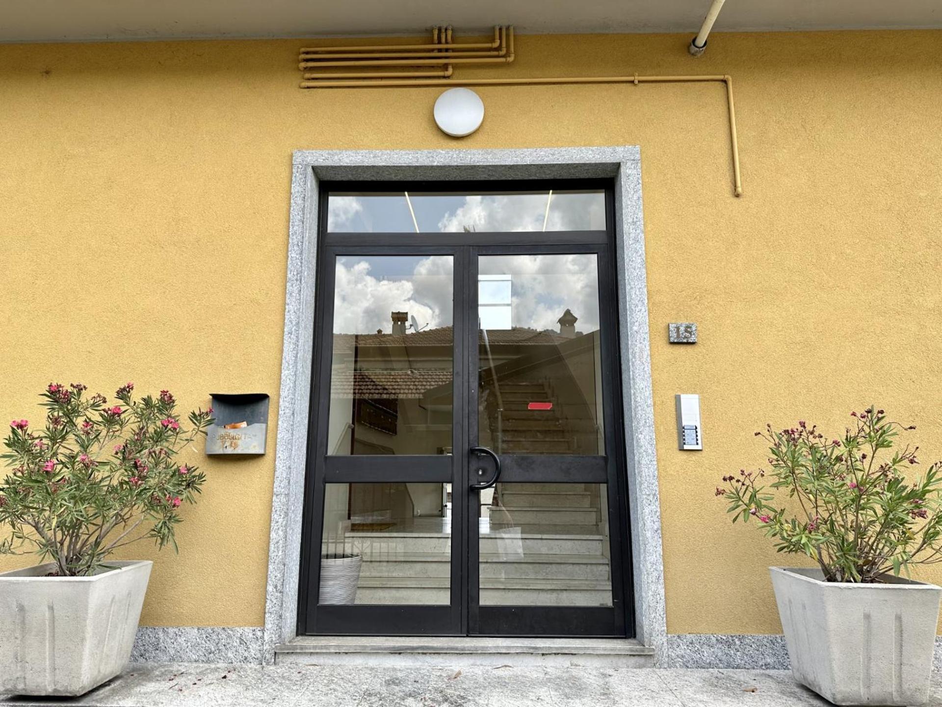 Casa La Rosa Lägenhet Lesa Exteriör bild